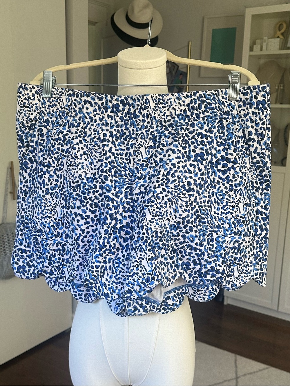 Lilly Pulitzer 5” Leva Knit Short in Resort White Twisted Up EUC